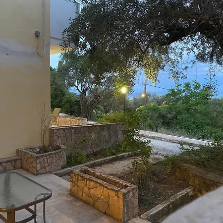 Helen's And Апартаменты Дассия